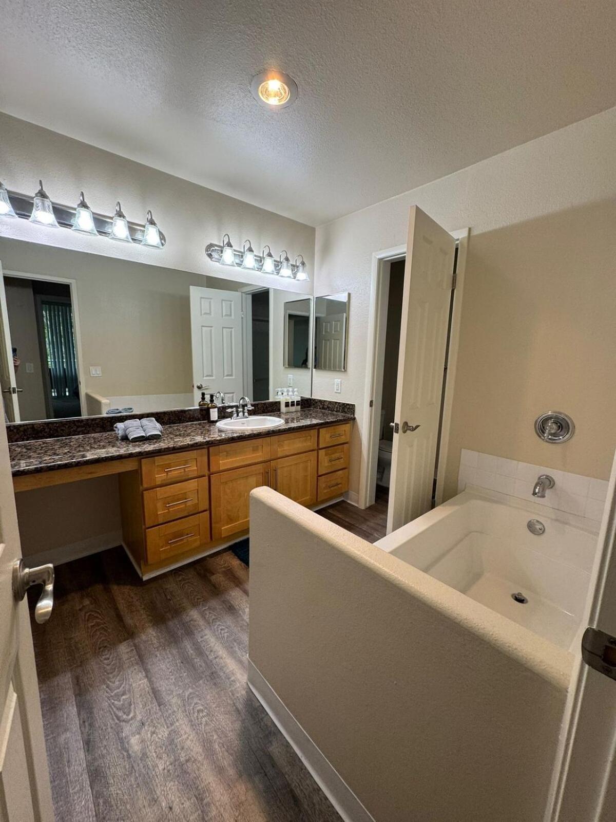 Family Friendly 3br With Outdoor Space In Santa Monica!